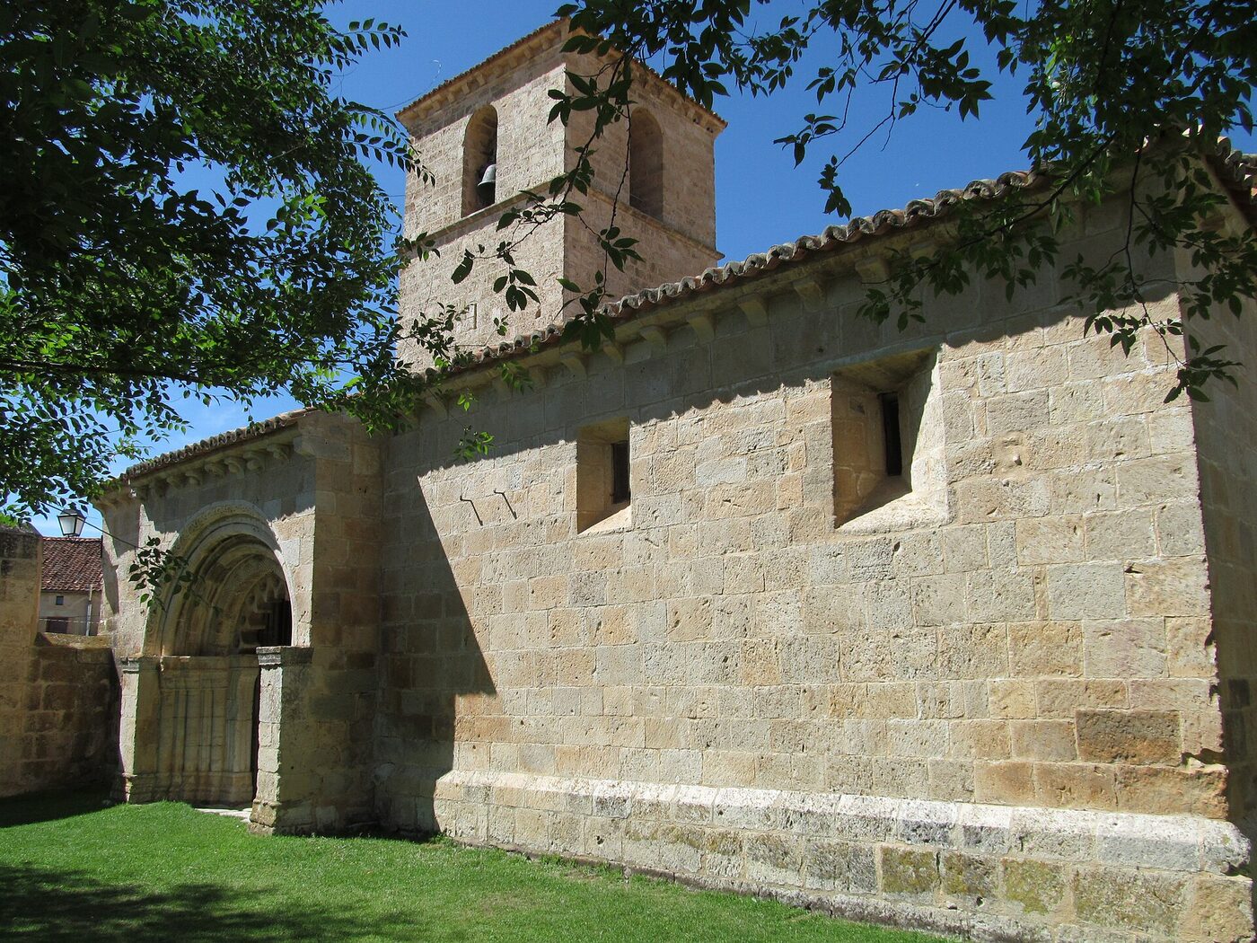 Iglesia Románica de San Pedro de Villacadima en Cantalojas