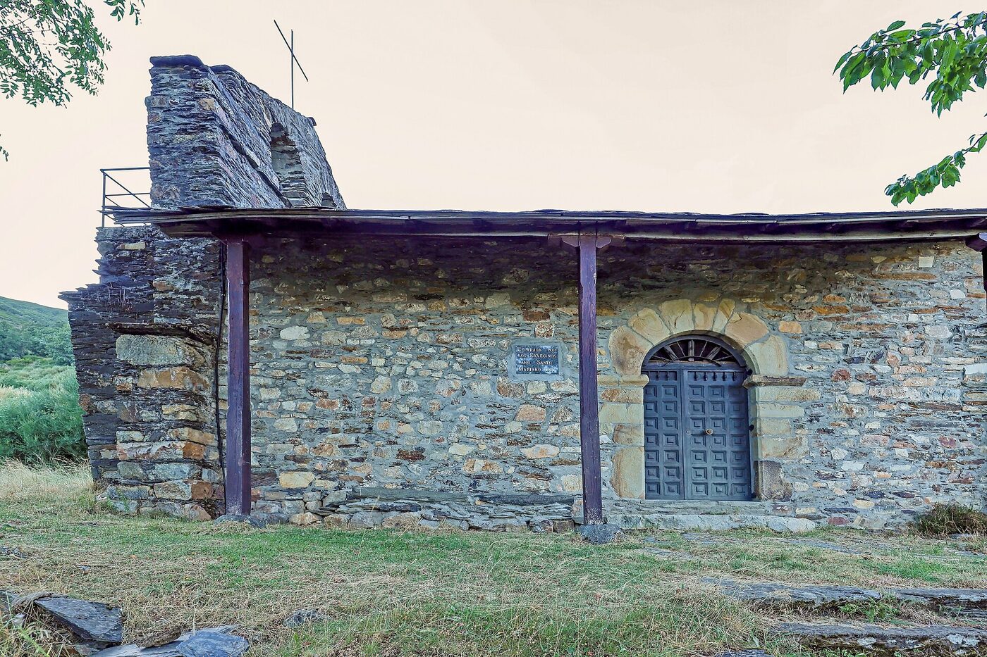 Iglesia de la Virgen de las Llamas en Igüeña