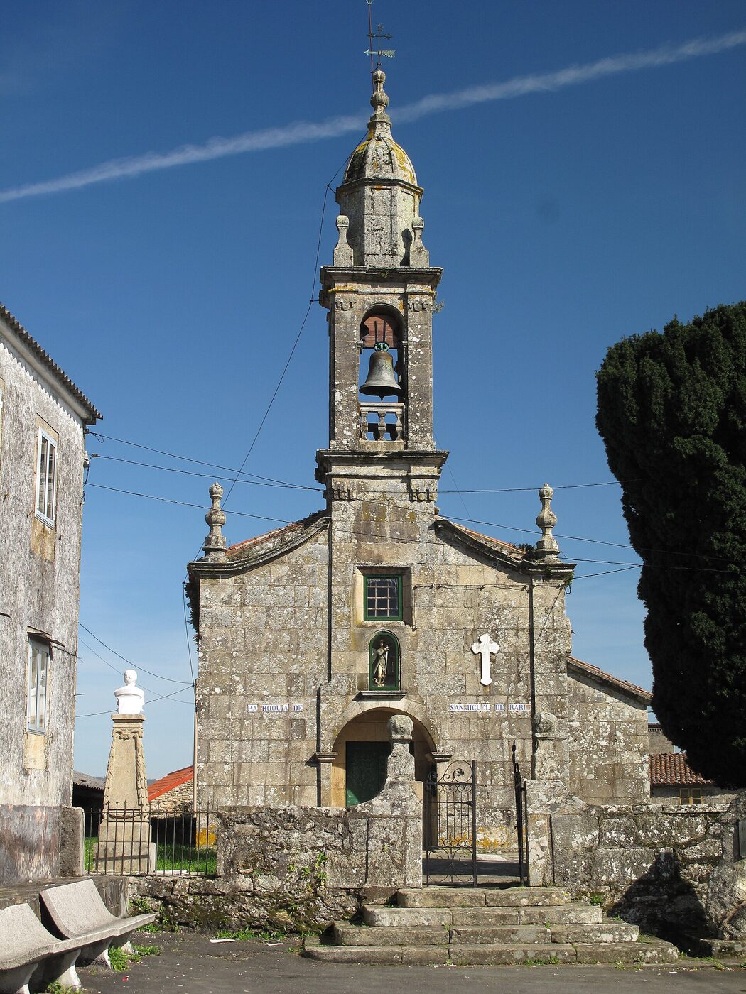 Igrexa de San Miguel de Rarís en Teo