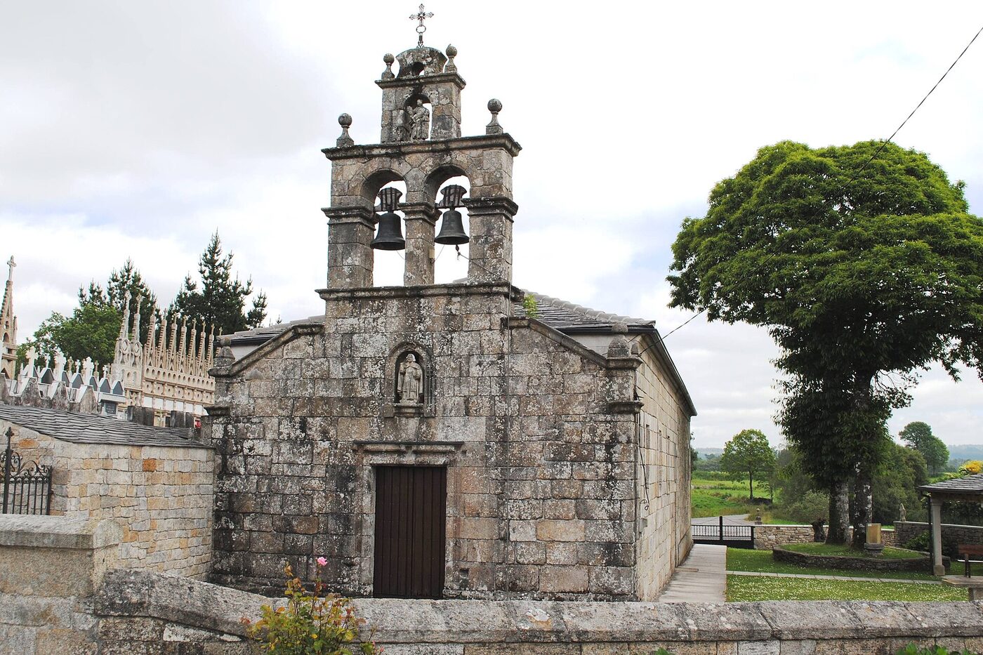 Igrexa de San Pedro do Buriz en Guitiriz