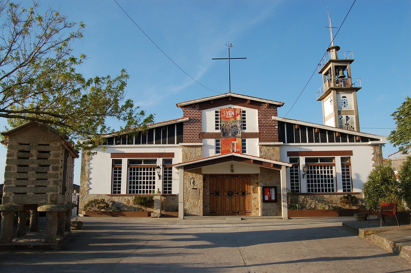 Igrexa de Nosa Señora do Carme de Aguiño en Aguiño