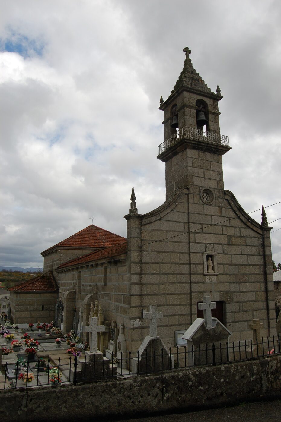 Igrexa de San Vicente da Abeleda en Xunqueira de Ambía