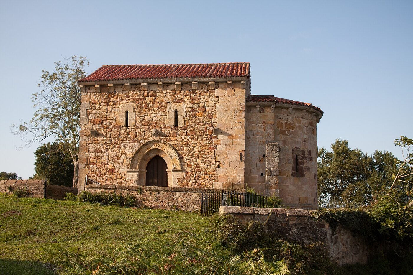 Ermita de San Miguel de Carceña en Santa María de Cayón