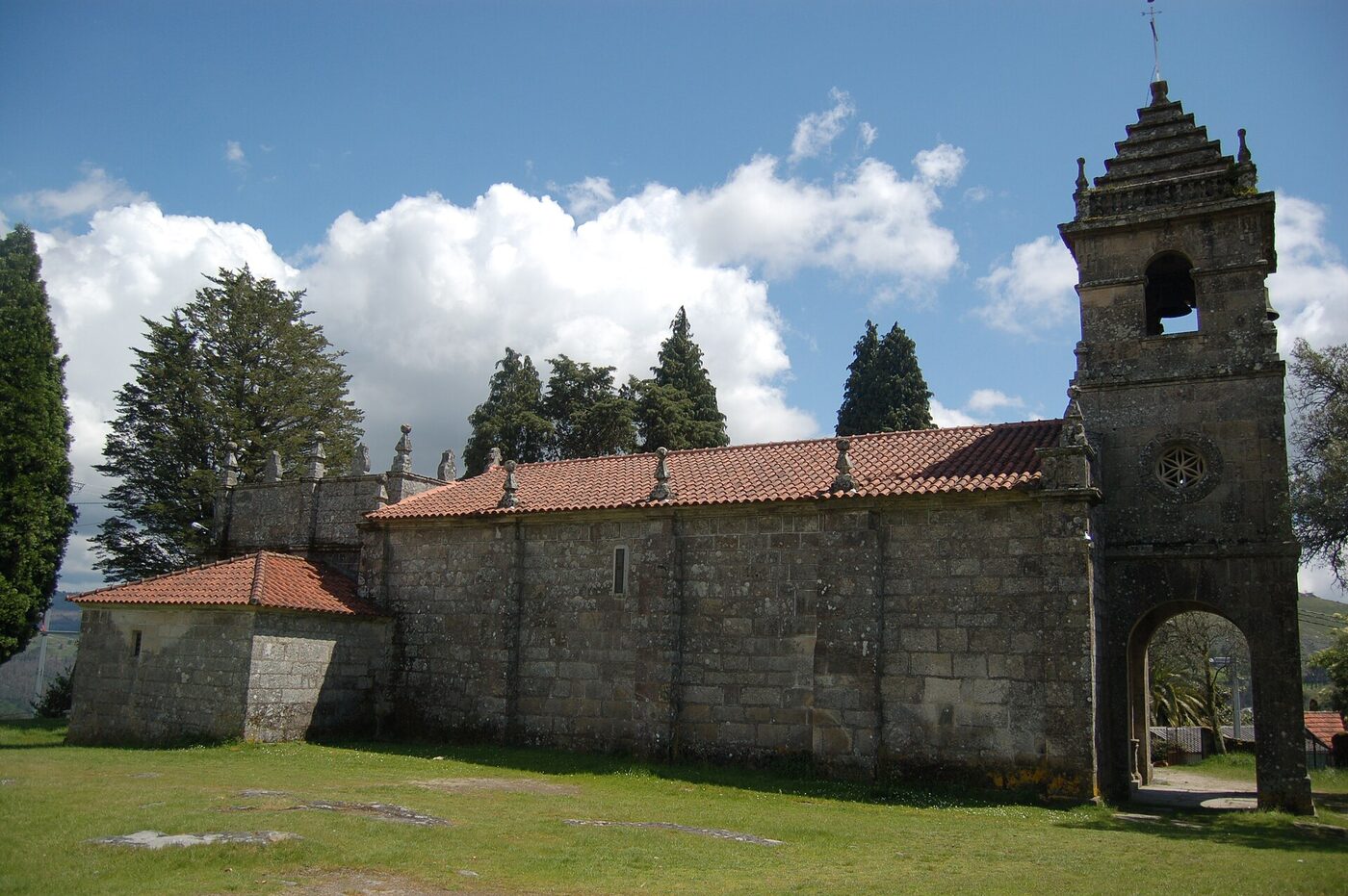 Igrexa de San Martiño de Xustáns en Ponte Caldelas