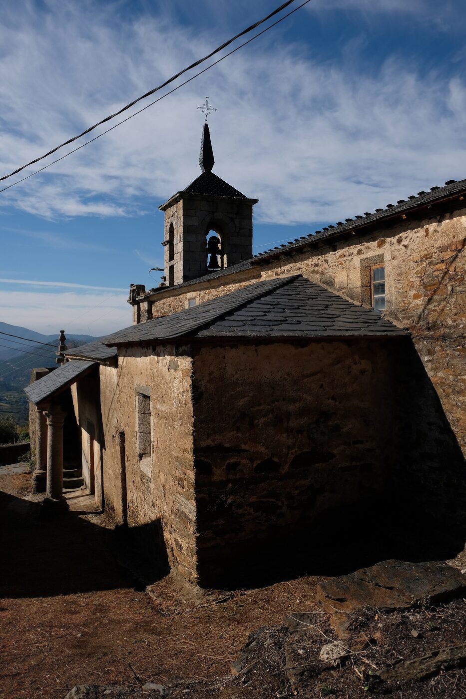 Igrexa de San Miguel de Mones en Petín