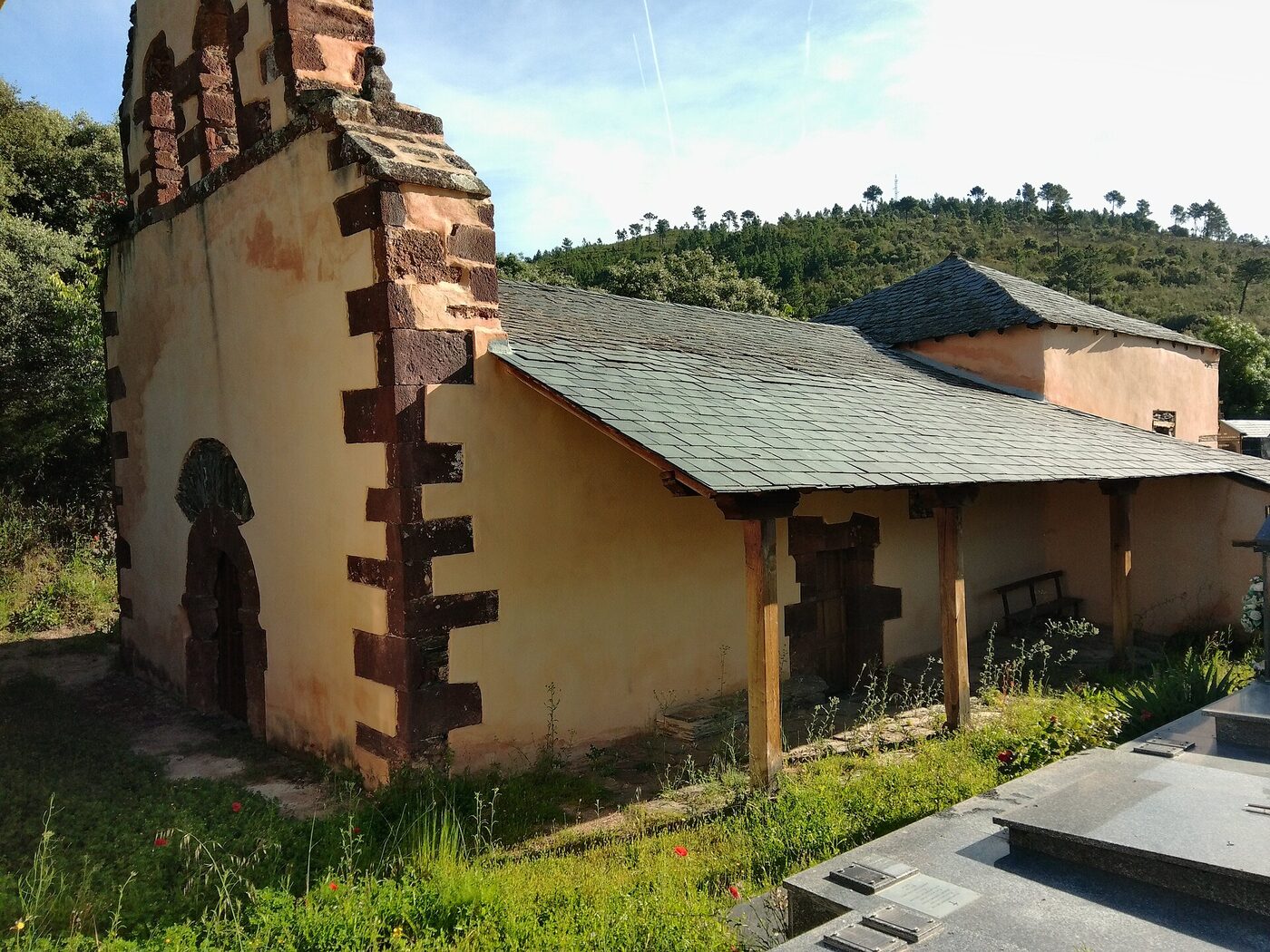 Igrexa de San Martiño de Pumares en Carballeda de Valdeorras