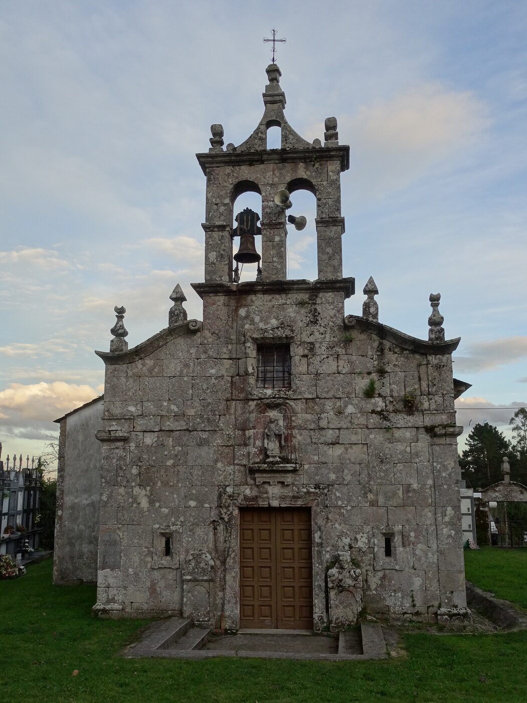 Igrexa de Santalla de Pena en Begonte