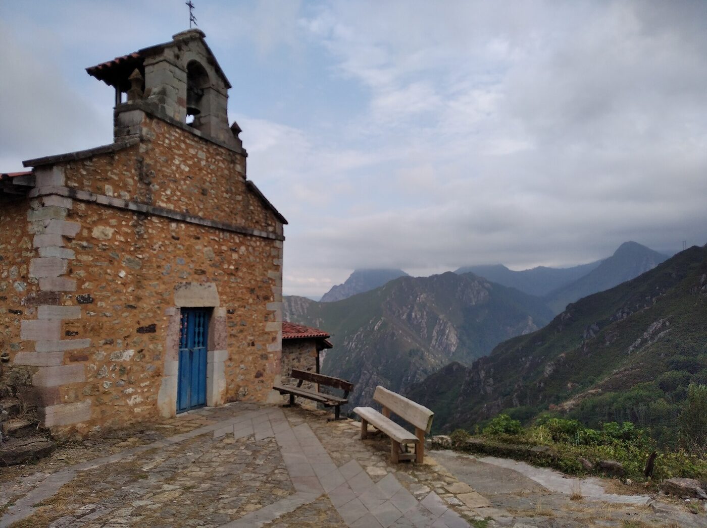 Iglesia de Santa Maria de Bandujo en Proaza