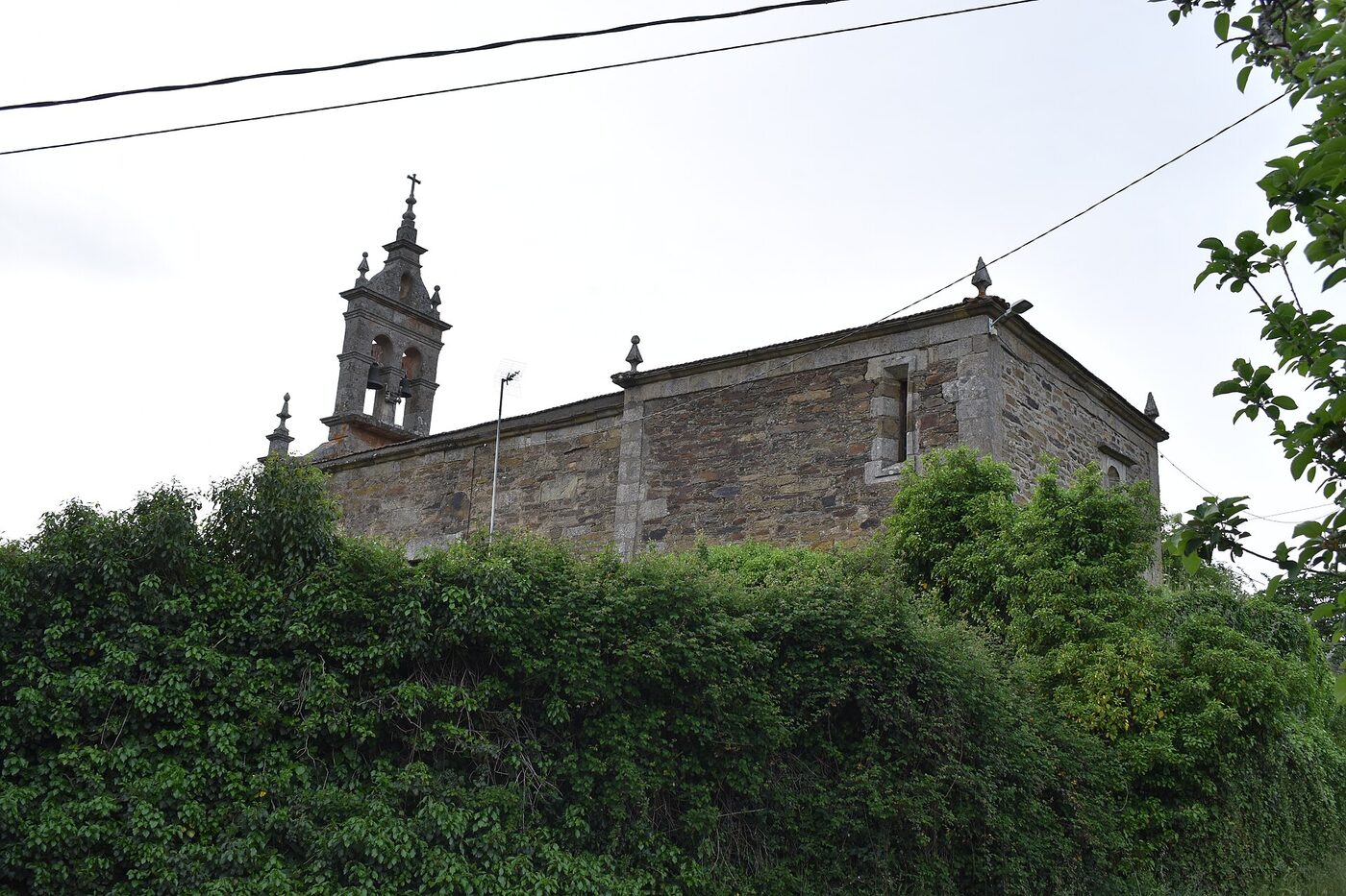 Igrexa de Santa Helena da Cruz de Gondulfes en Castrelo do Val