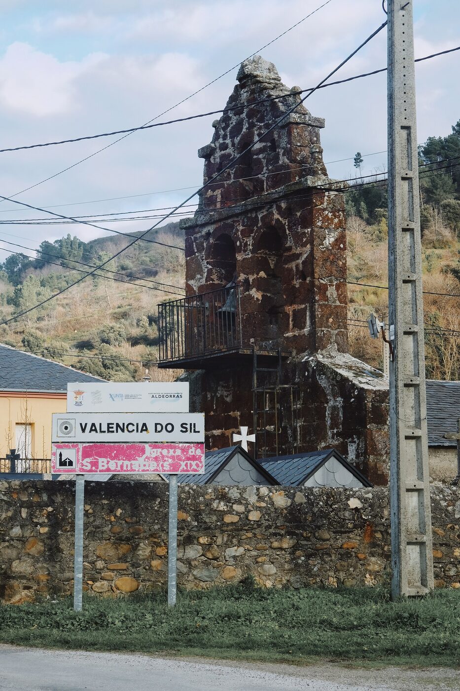 Igrexa de San Bernabé de Valencia do Sil en Vilamartín de Valdeorras