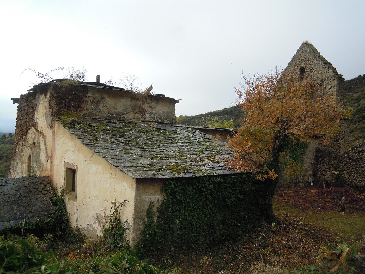 Igrexa Vella de Santo Estevo de Pardollán en Rubiá