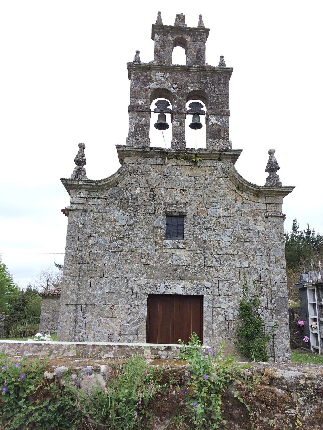 Igrexa de San Xulián de Serode en Pantón