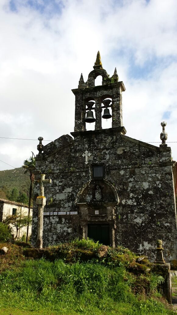 Igrexa de San Miguel de Costa en Rois