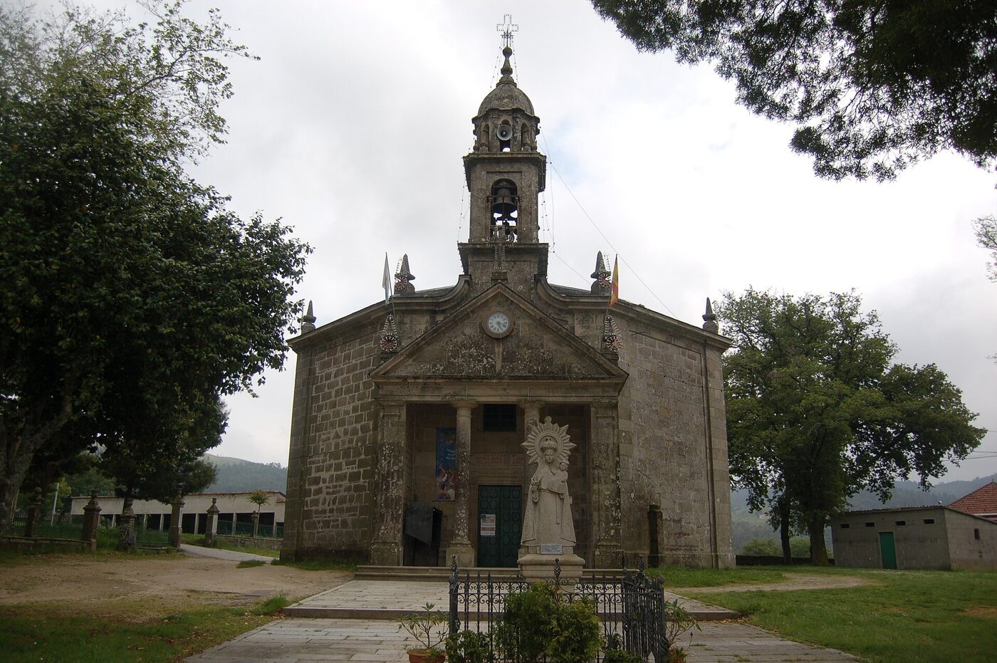 Santuario de Nosa Señora dos Milagres da Amil en Moraña
