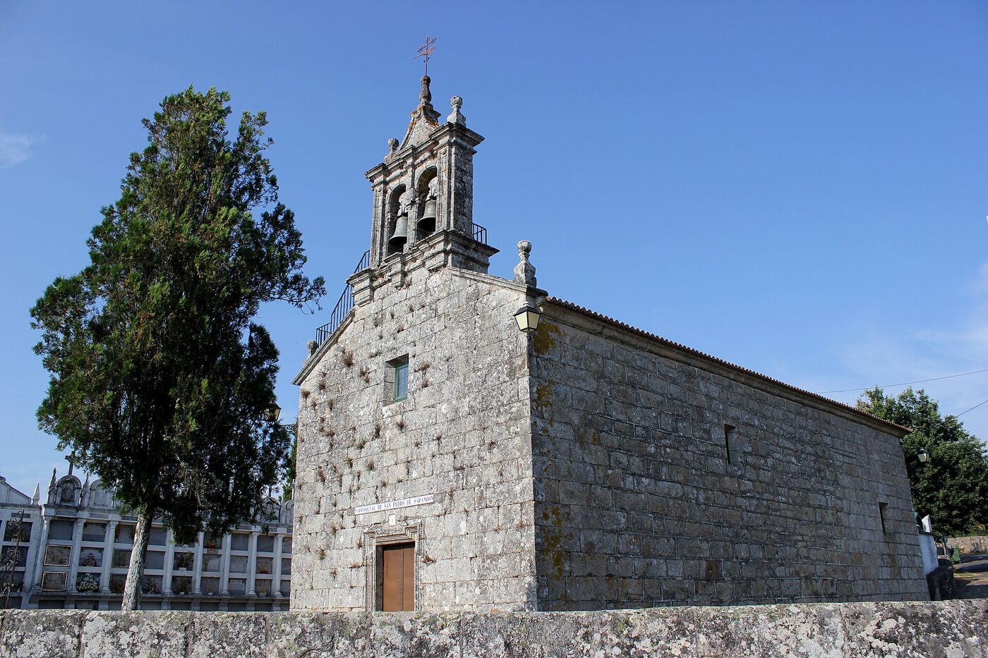 Igrexa de San Pedro de Sarandón en Vedra