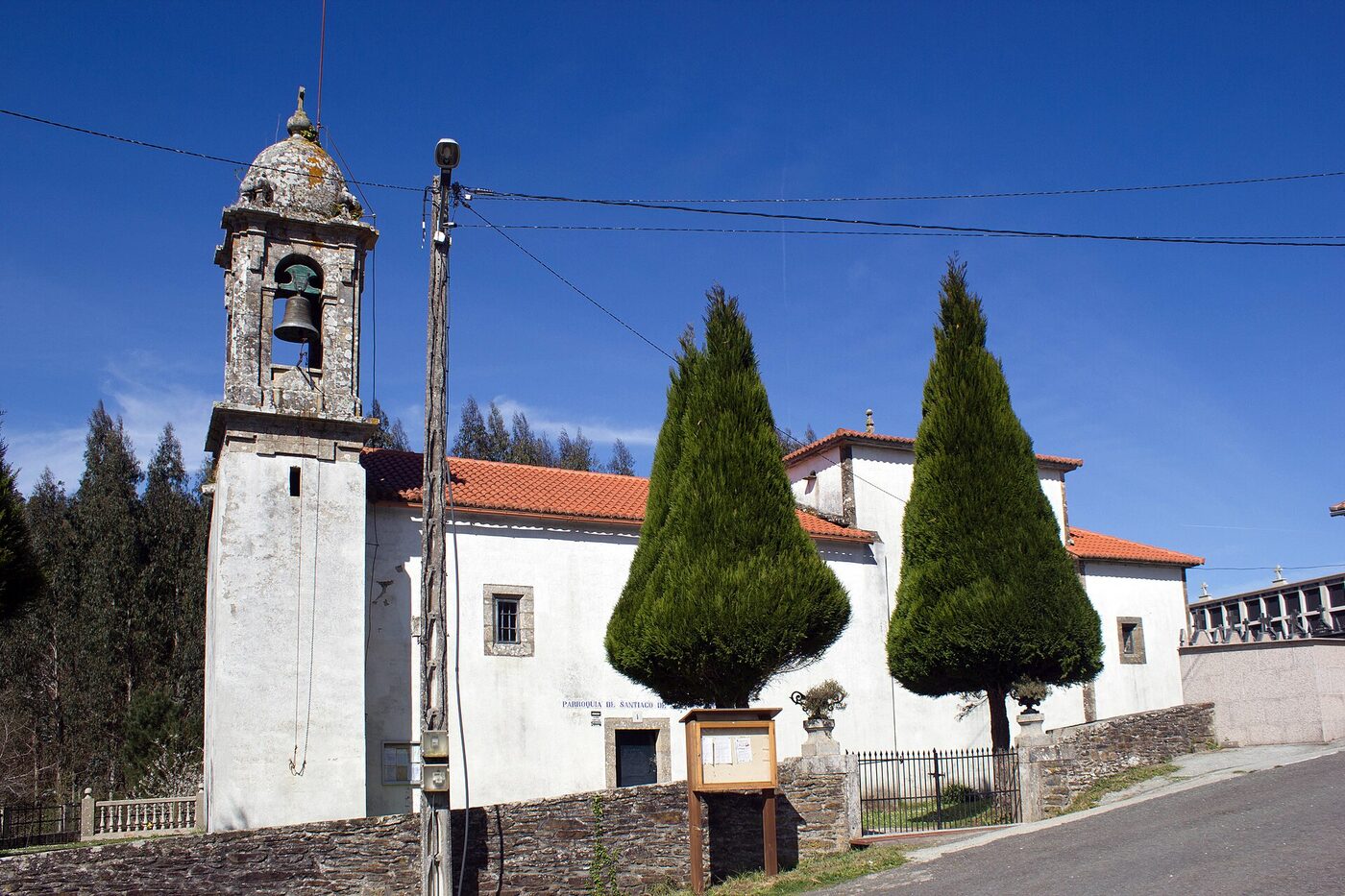 Igrexa de Santiago de Novefontes en Touro