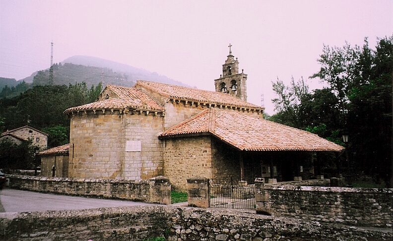 Iglesia de San Cosme y San Damián en Bárcena de Pie de Concha