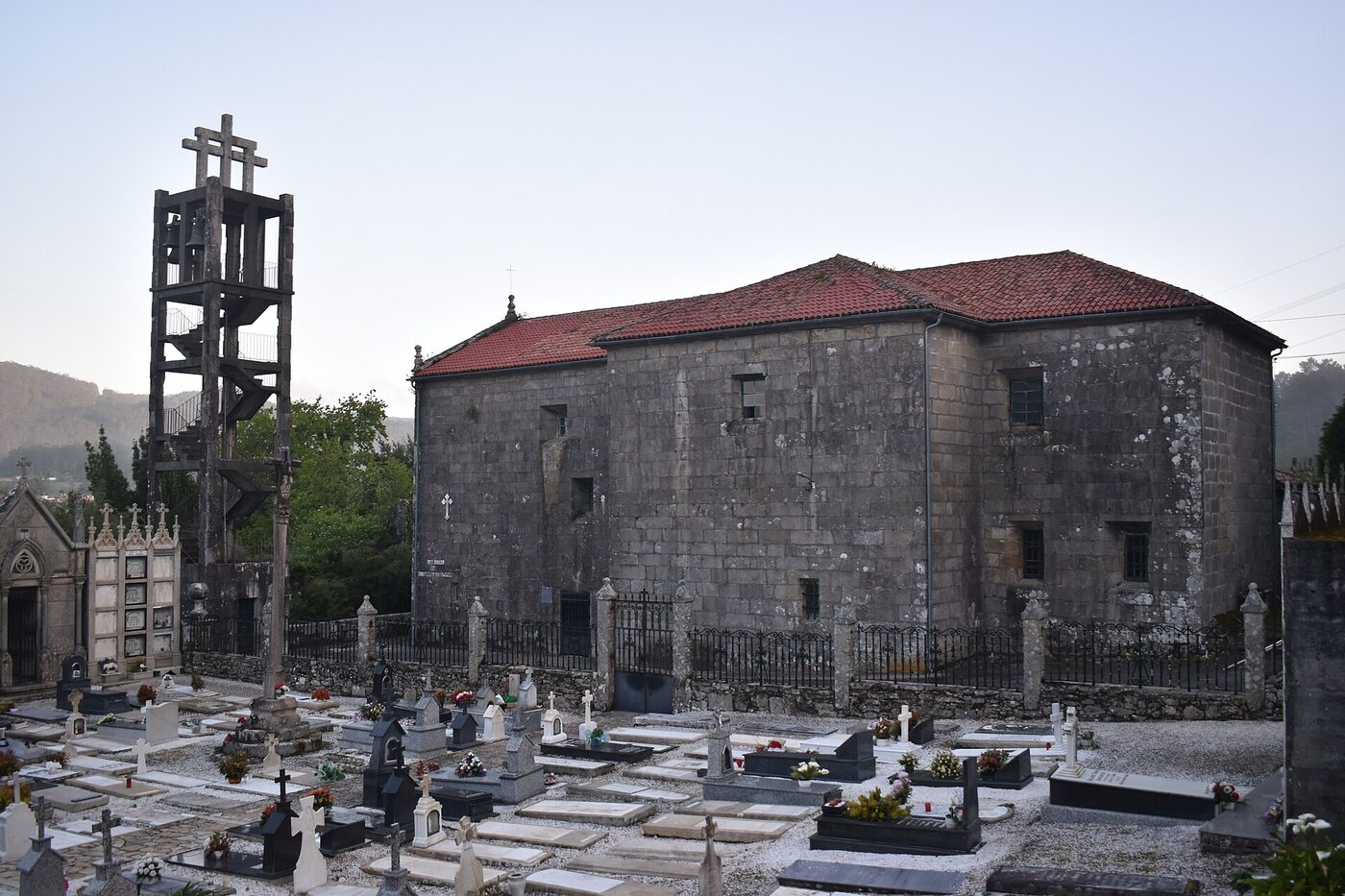 Igrexa de Santa María de Entíns en A Serra de Outes