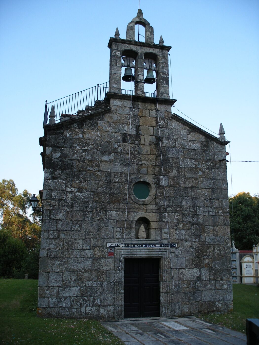 Igrexa de San Miguel de Boullón en Brión