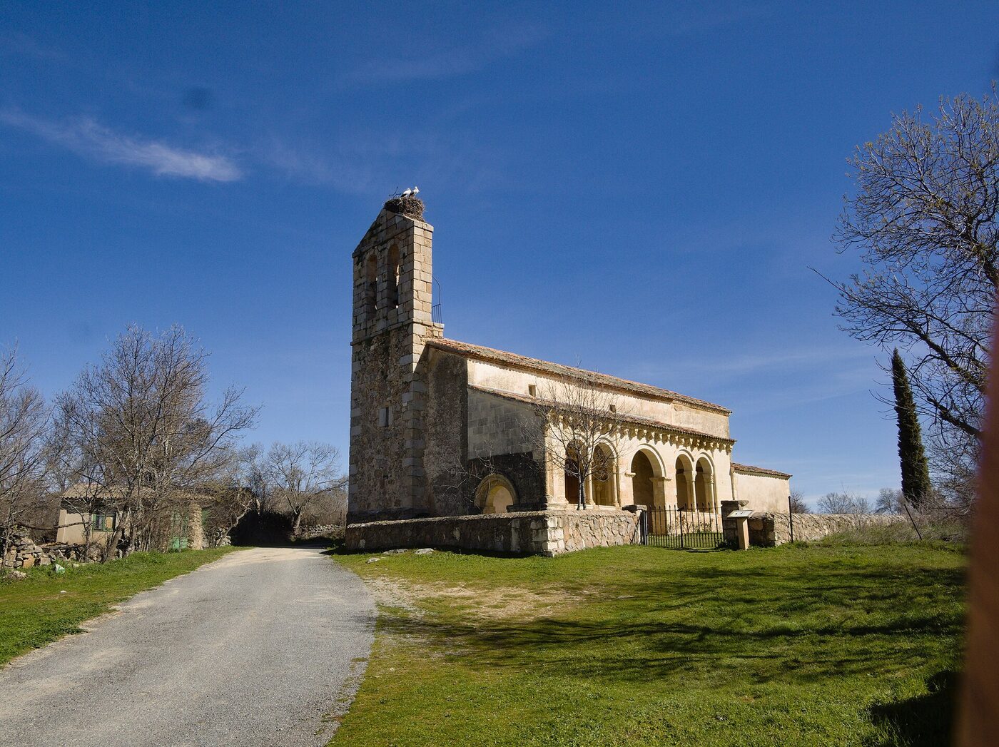Iglesia románica de San Miguel en Navas de San Antonio