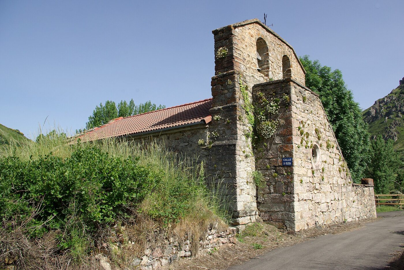 Iglesia de San Andrés de Villa Nueva de Pontedo en Cármenes