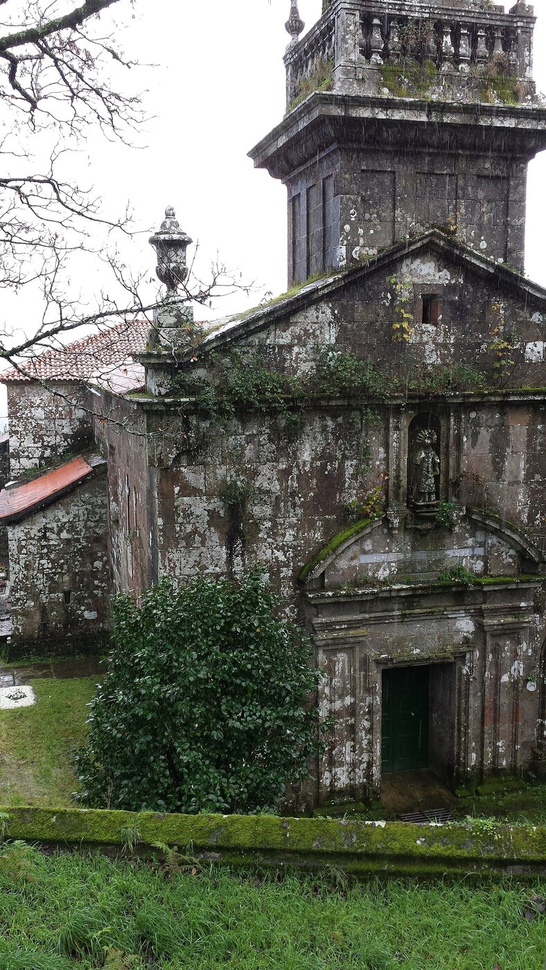 Igrexa de San Vicenzo de Augas Santas en Rois