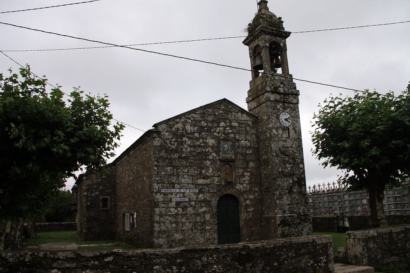 Igrexa de San Miguel de Valadares en Outes