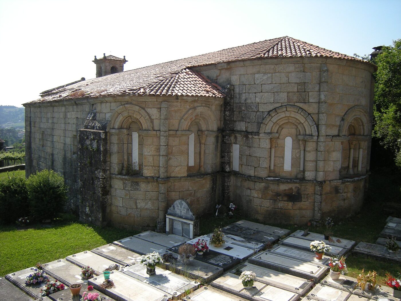 Igrexa de San Salvador de Camanzo en Vila de Cruces
