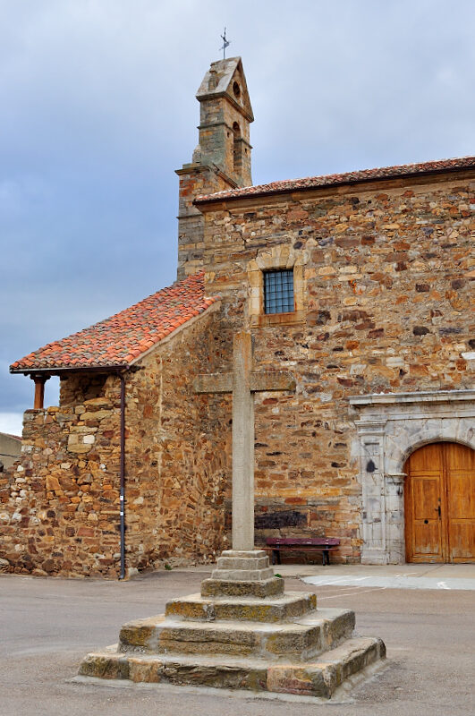 Iglesia de Robledo de la Valduerna en Destriana