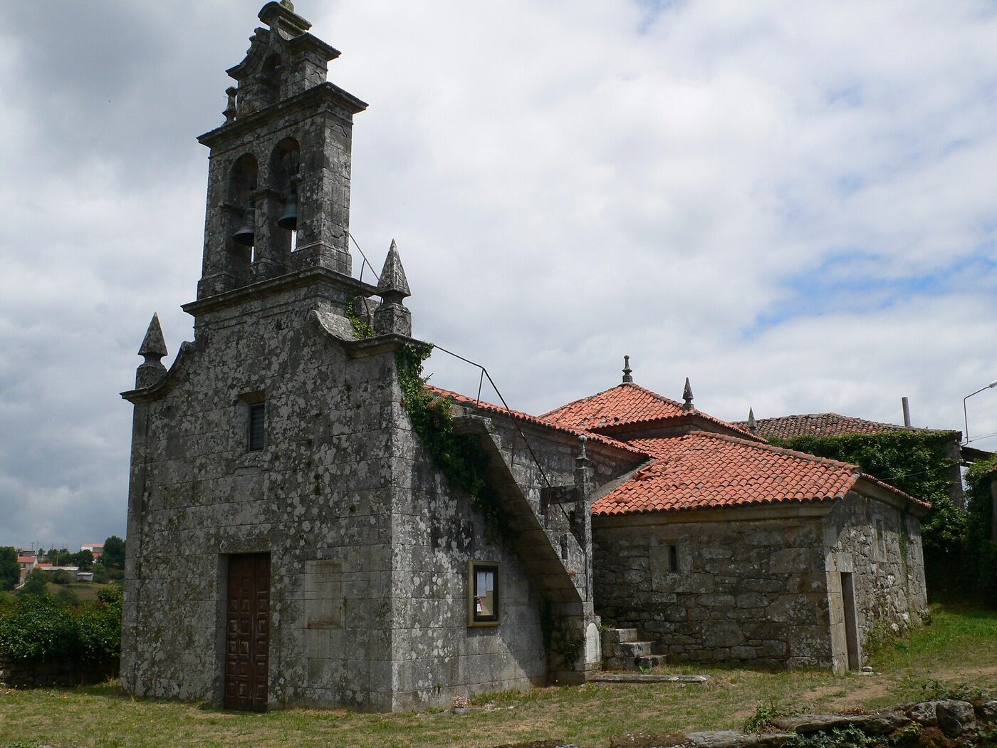 Igrexa de San Salvador de Laro en Silleda