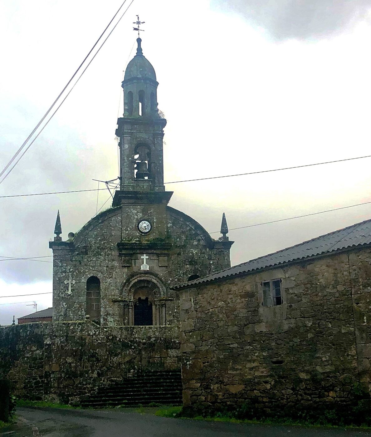 Igrexa de San Salvador de Escuadro en Silleda