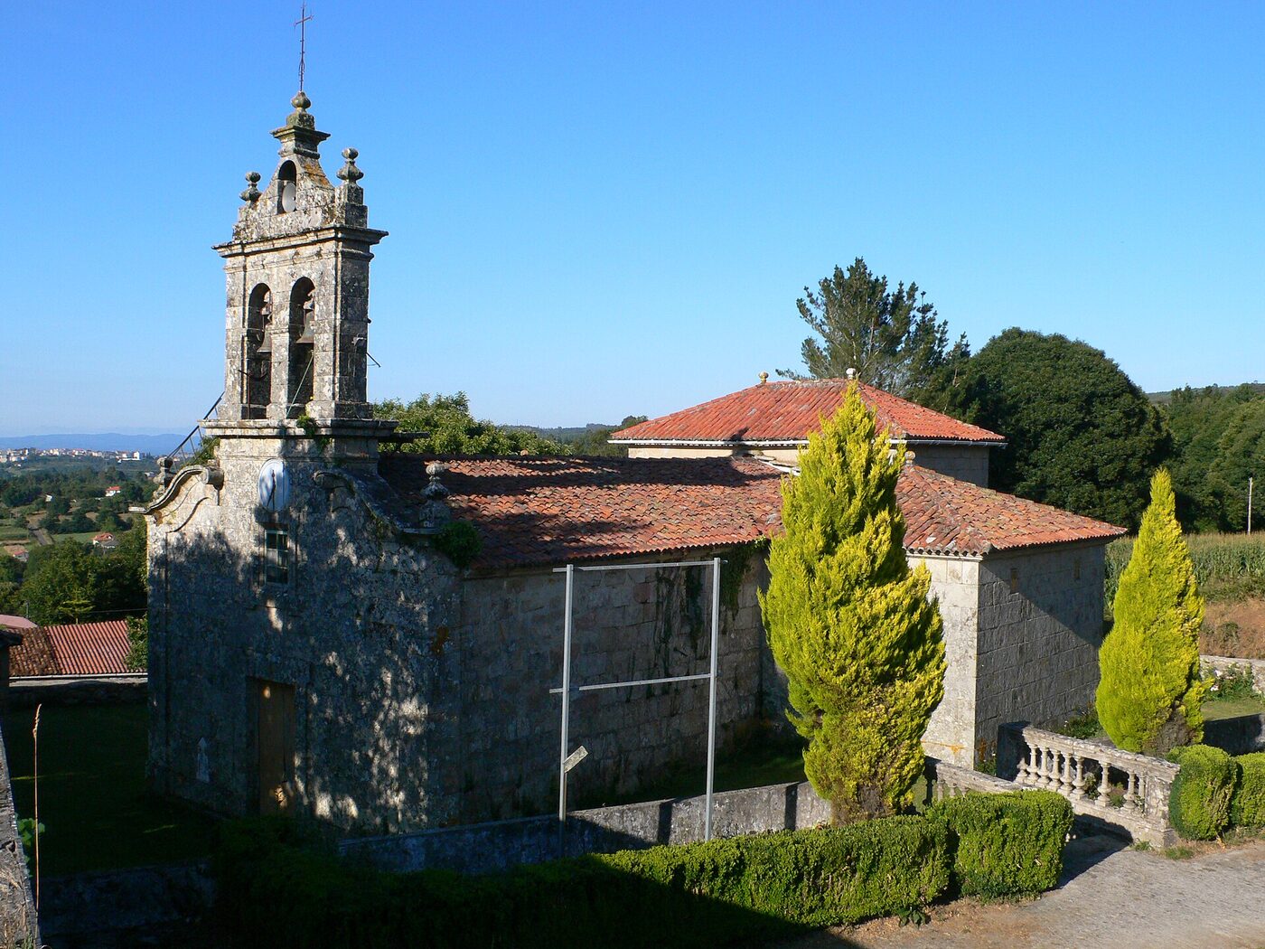 Igrexa de Santa María de Oirós en Vila de Cruces