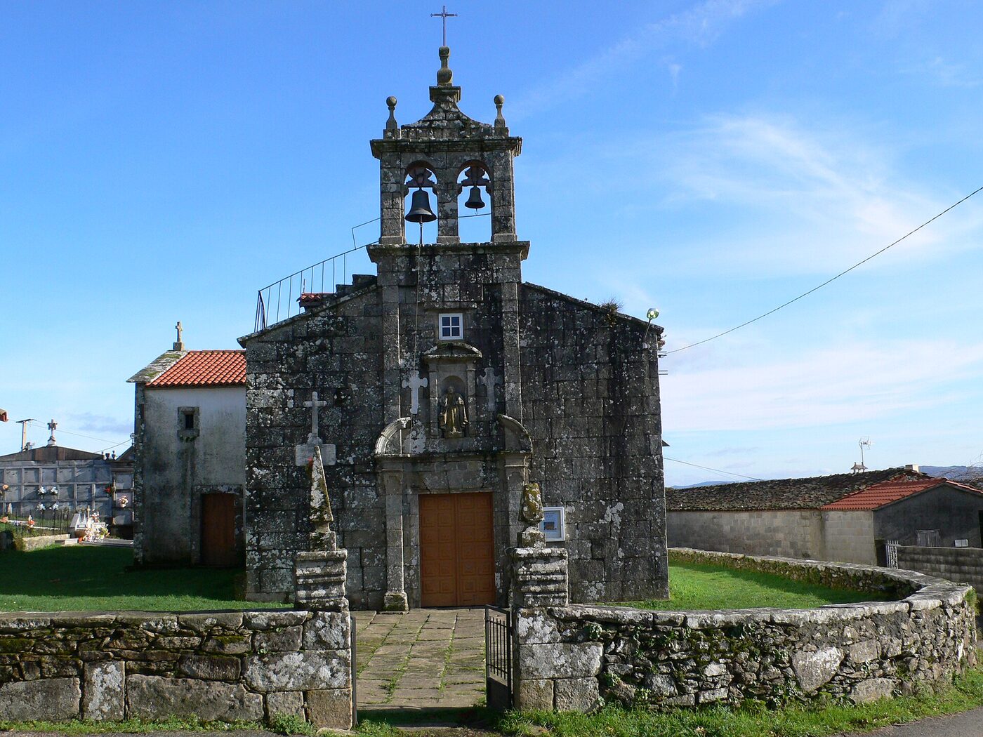 Igrexa de San Pedro de Cumeiro en Vila de Cruces