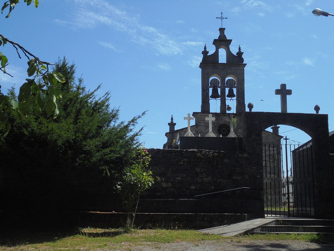Igrexa de Santiago de Pousada en Baralla