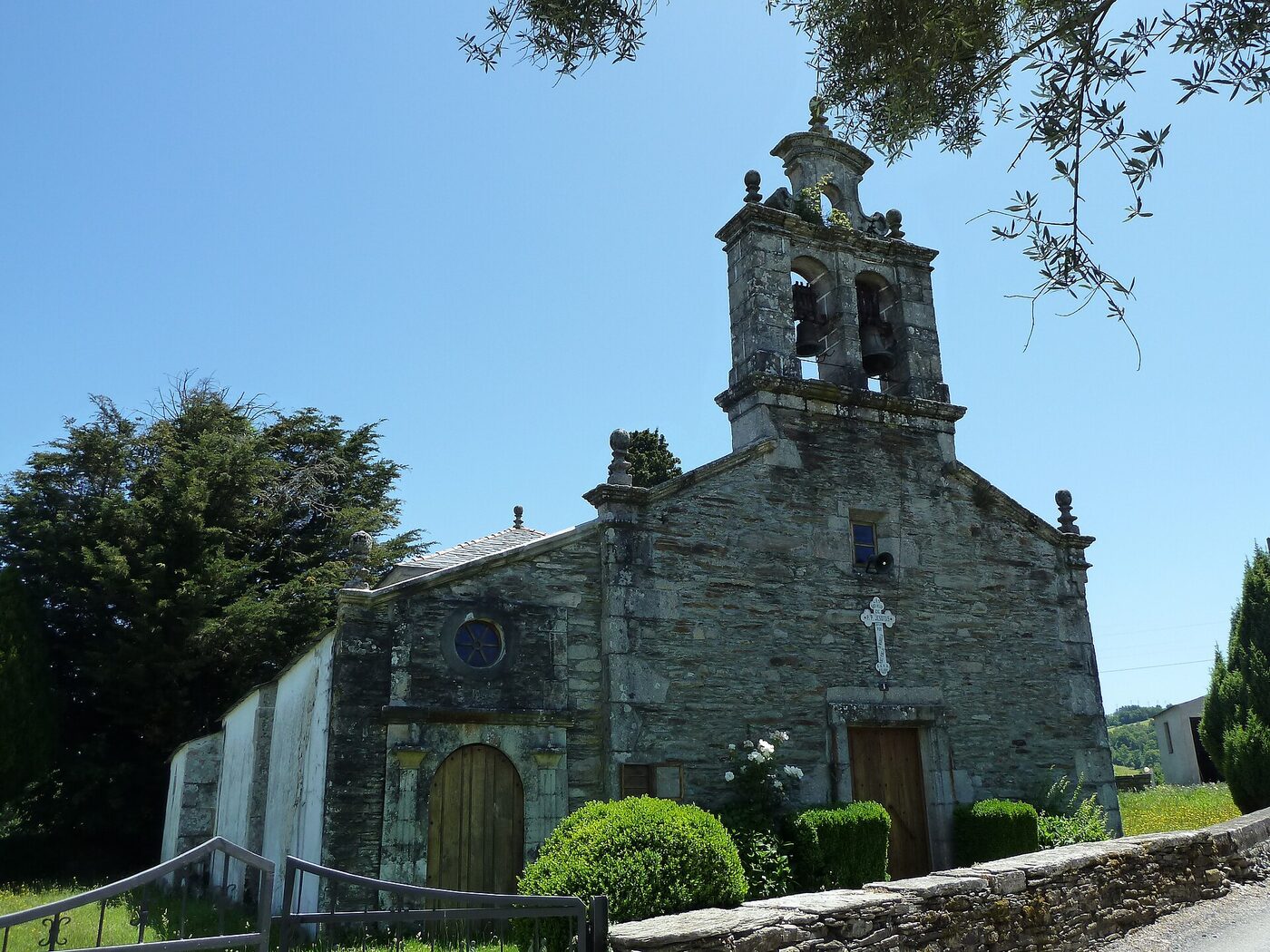 Igrexa de Santa María de Luaces en Pol