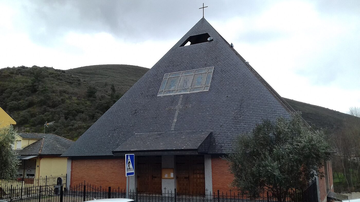 Iglesia de la Asunción de Puente de Domingo Flórez en Puente de Domingo Flórez