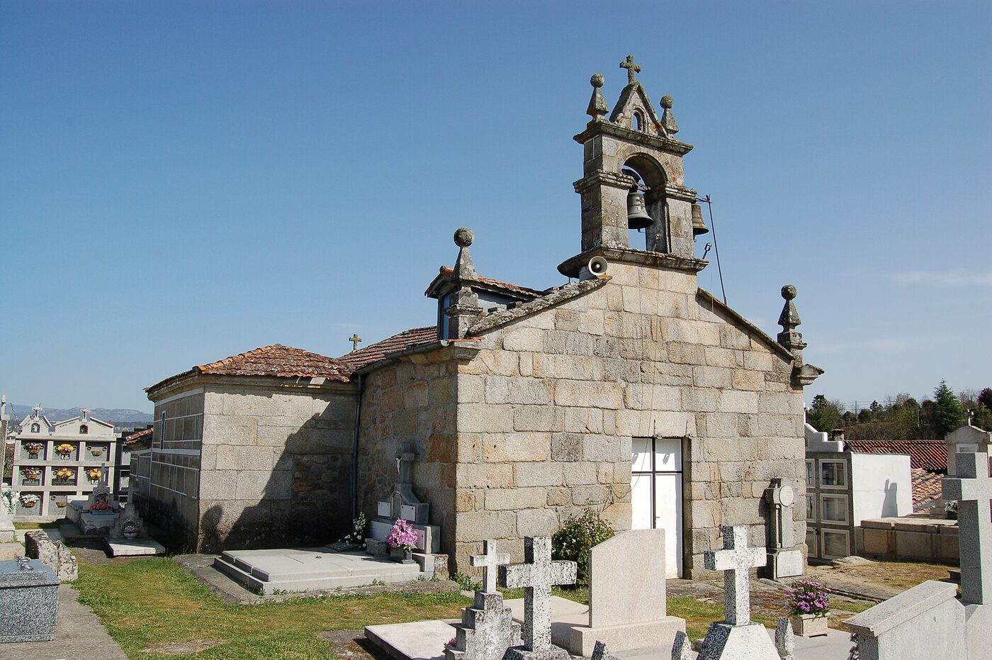 Igrexa Vella de San Salvador de Noalla en San Cibrao das Viñas