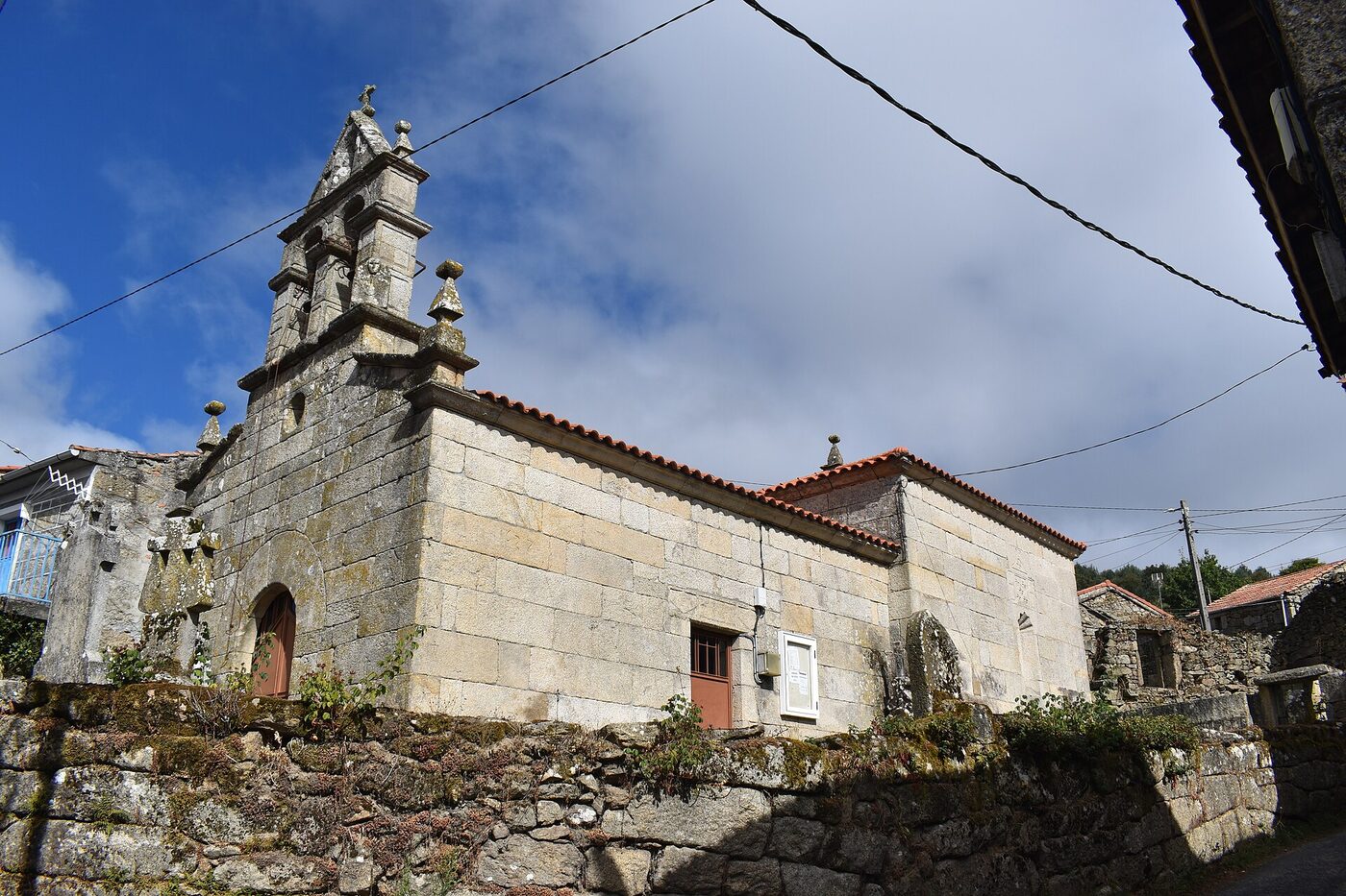 Igrexa de Santiago de Covas en Os Blancos