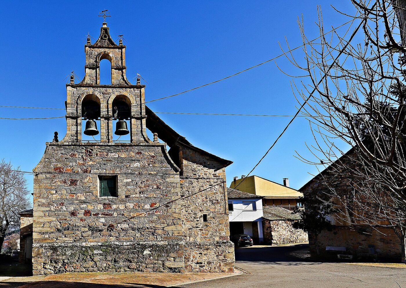 Iglesia de El Salvador en Vega de Espinareda
