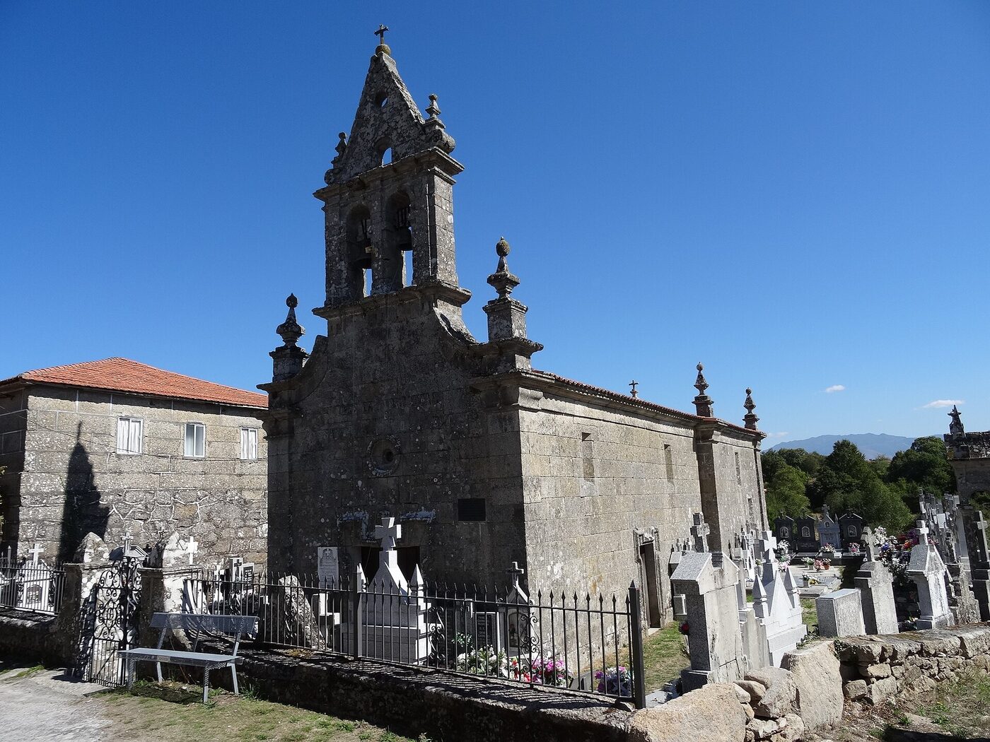 Igrexa de San Román de Sobradelo en Xunqueira de Ambía