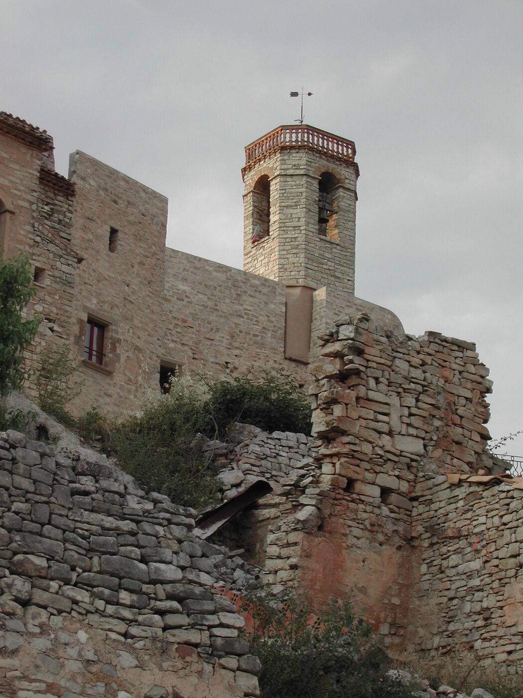 Sant Pere de Montfalcó Murallat en les Oluges