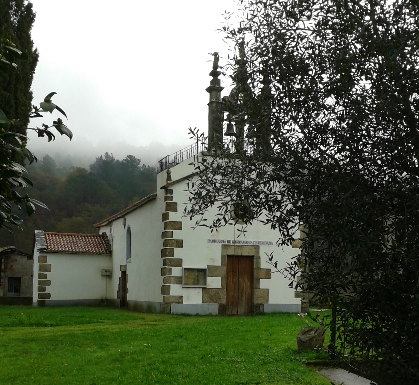 Igrexa de Santa María de Bendaña en Touro
