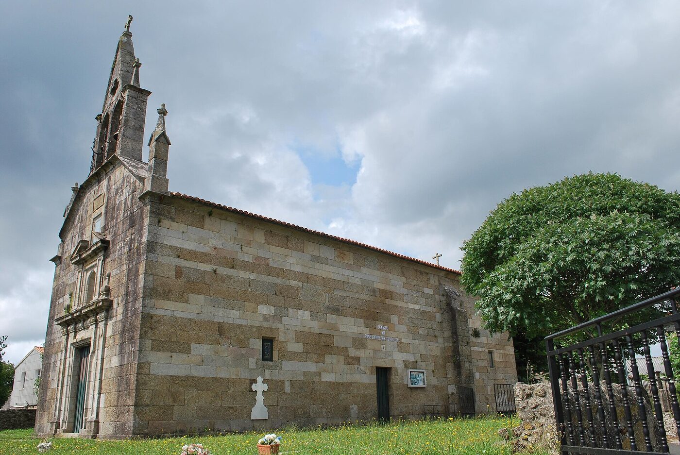 Igrexa de San Pedro de Présaras en Vilasantar