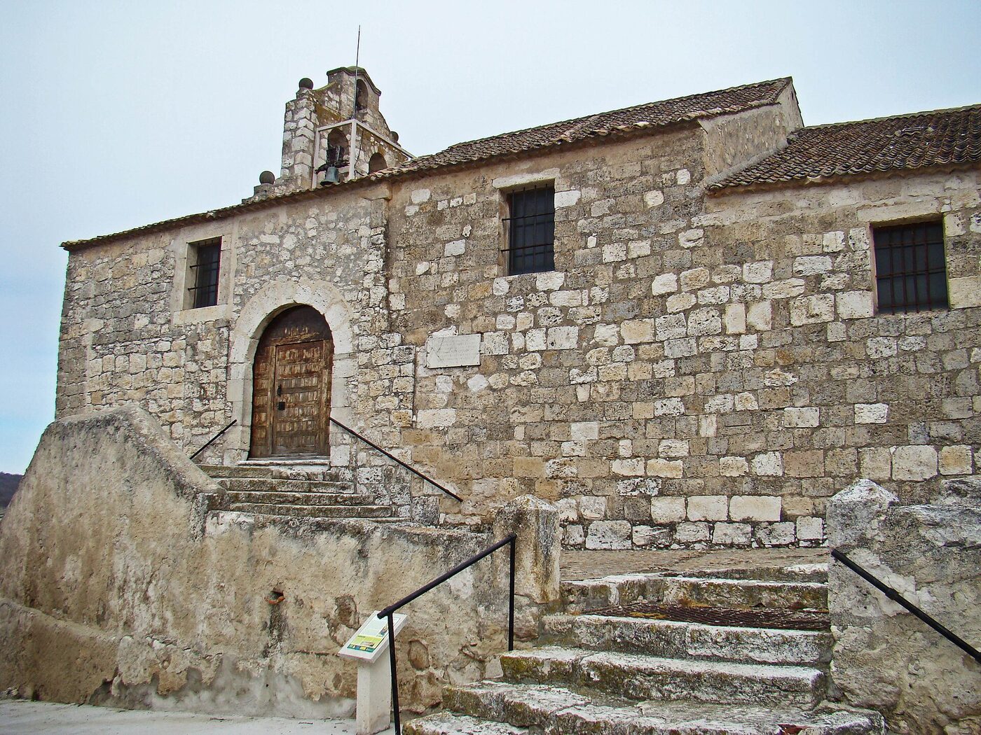 Iglesia de la Vera Cruz en Cuevas de Provanco