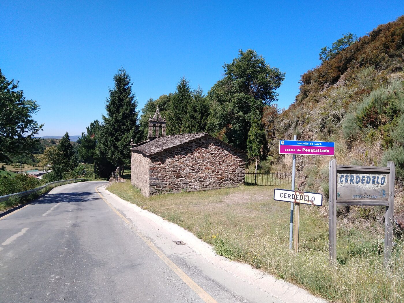 Ermida da Nosa Señora de Pena Tallada en Laza