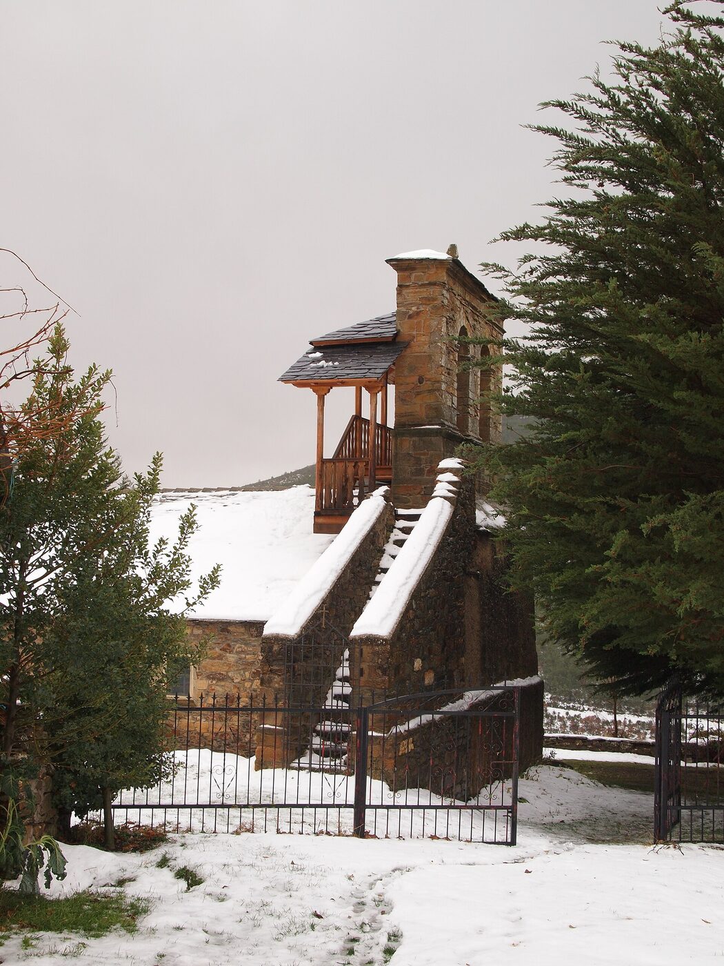 Iglesia de Santos Cosme y Damián de Pozos en Truchas