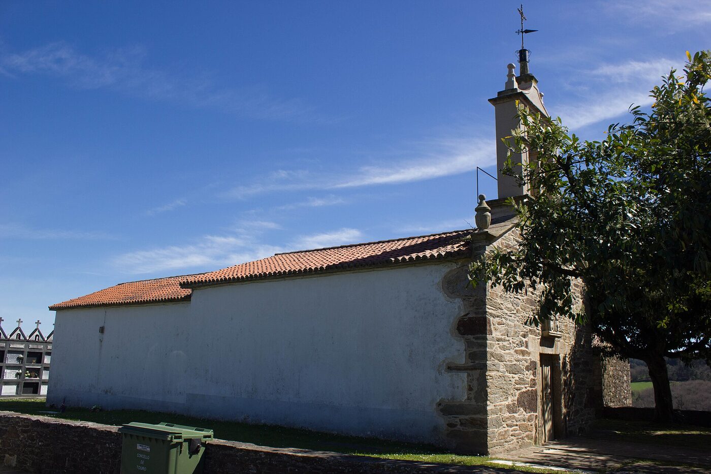Igrexa de Santiago de Andeade en Touro