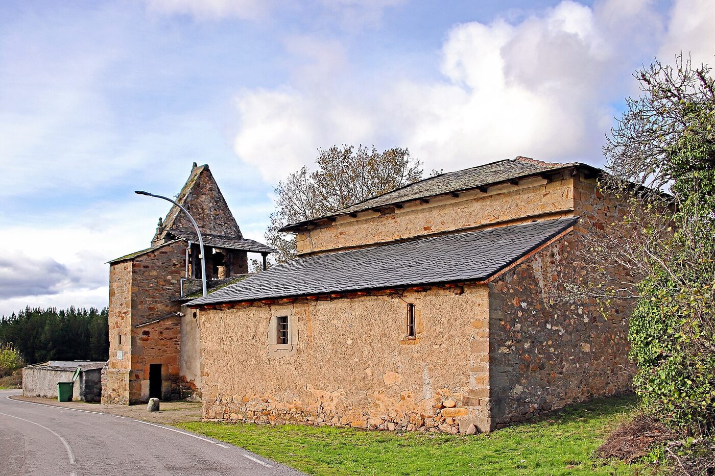 Iglesia de San Miguel de Villaviciosa de San Miguel en Folgoso de la Ribera