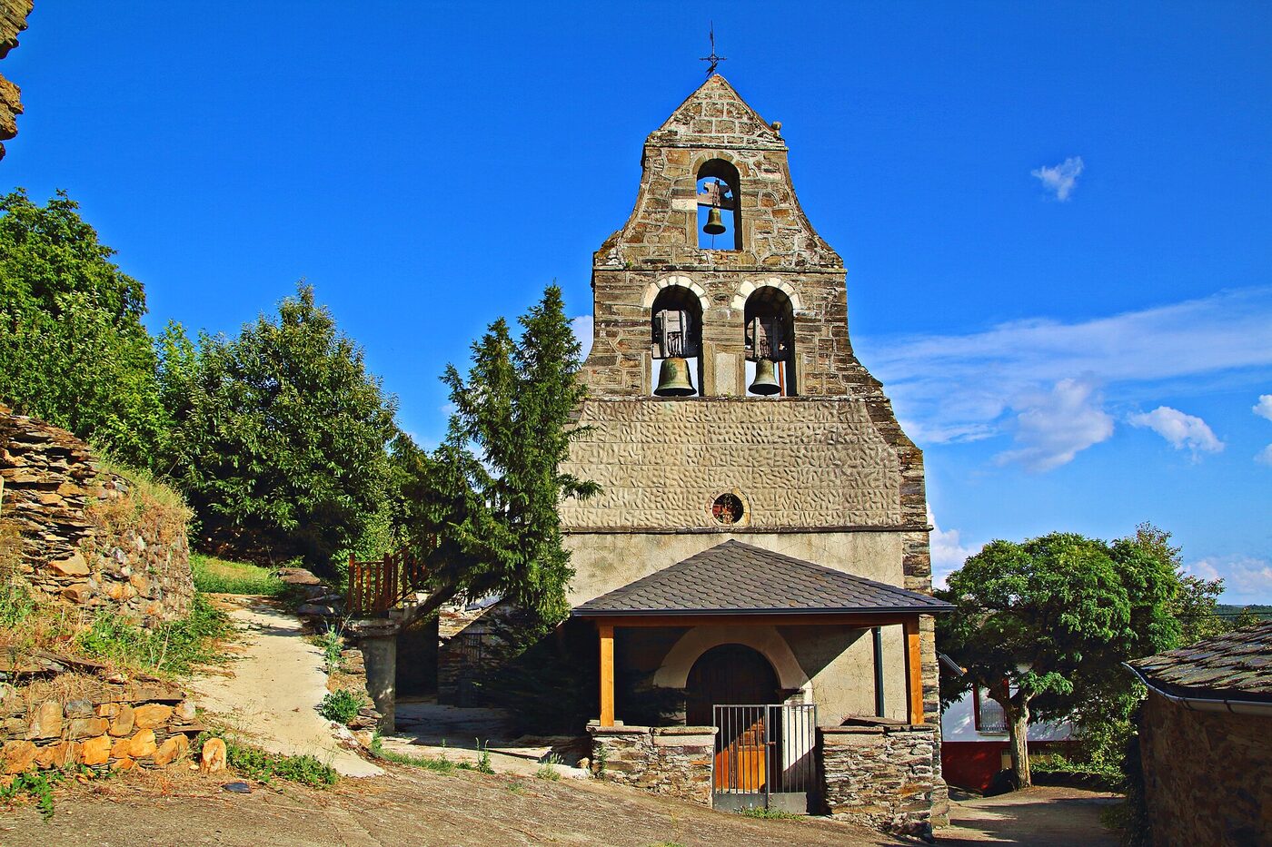 Iglesia de Santa María de Anllares del Sil en Páramo del Sil
