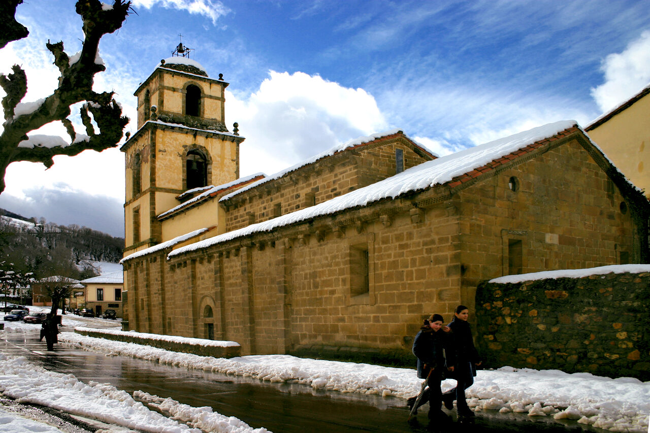 Colegiata de San Pedro de Teverga en Teverga